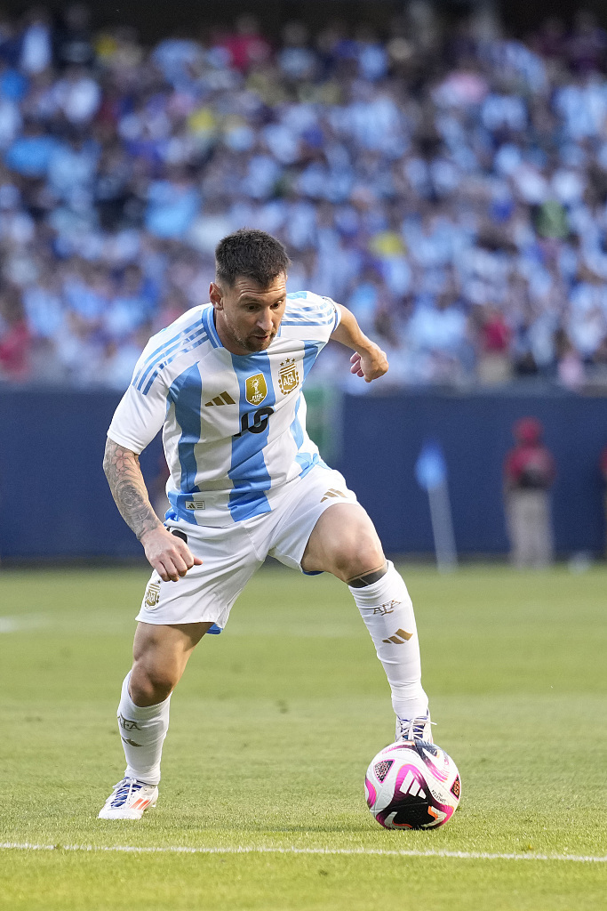 西媒：欧洲没球队愿满足维尼修斯薪资要求，和沙特没正式协议（西媒：欧洲俱乐部无人愿匹配维尼修斯薪水，尚未与沙特达成正式协议）