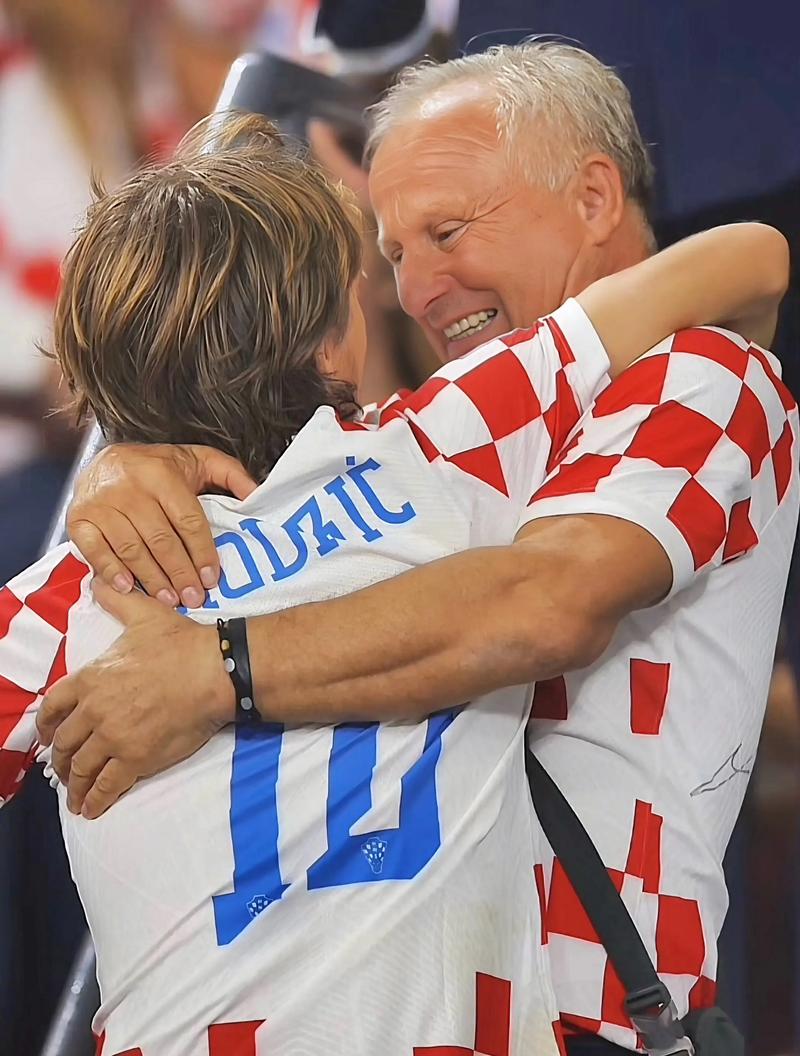 内马尔在桑托斯关键比赛中上演帽子戏法，助球队保级成功，展现坚韧与决心。（内马尔关键战戴帽护航桑托斯保级，尽显坚韧与决心）