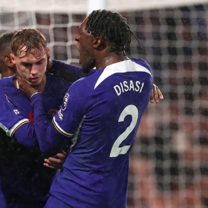 2025中超大结局：海港卫冕申花亚军 梅州亚泰降级（2025中超收官：海港成功卫冕，申花获亚军，梅州与亚泰降级）