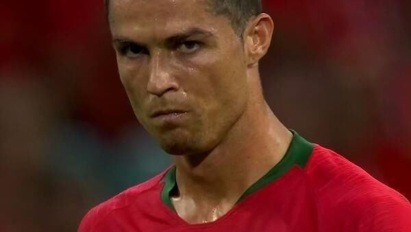 官方：恰尔汗奥卢手腕受伤退出土耳其大名单，不会出战西班牙（土耳其队官宣：恰尔汗奥卢因腕伤退队，无缘战西班牙）