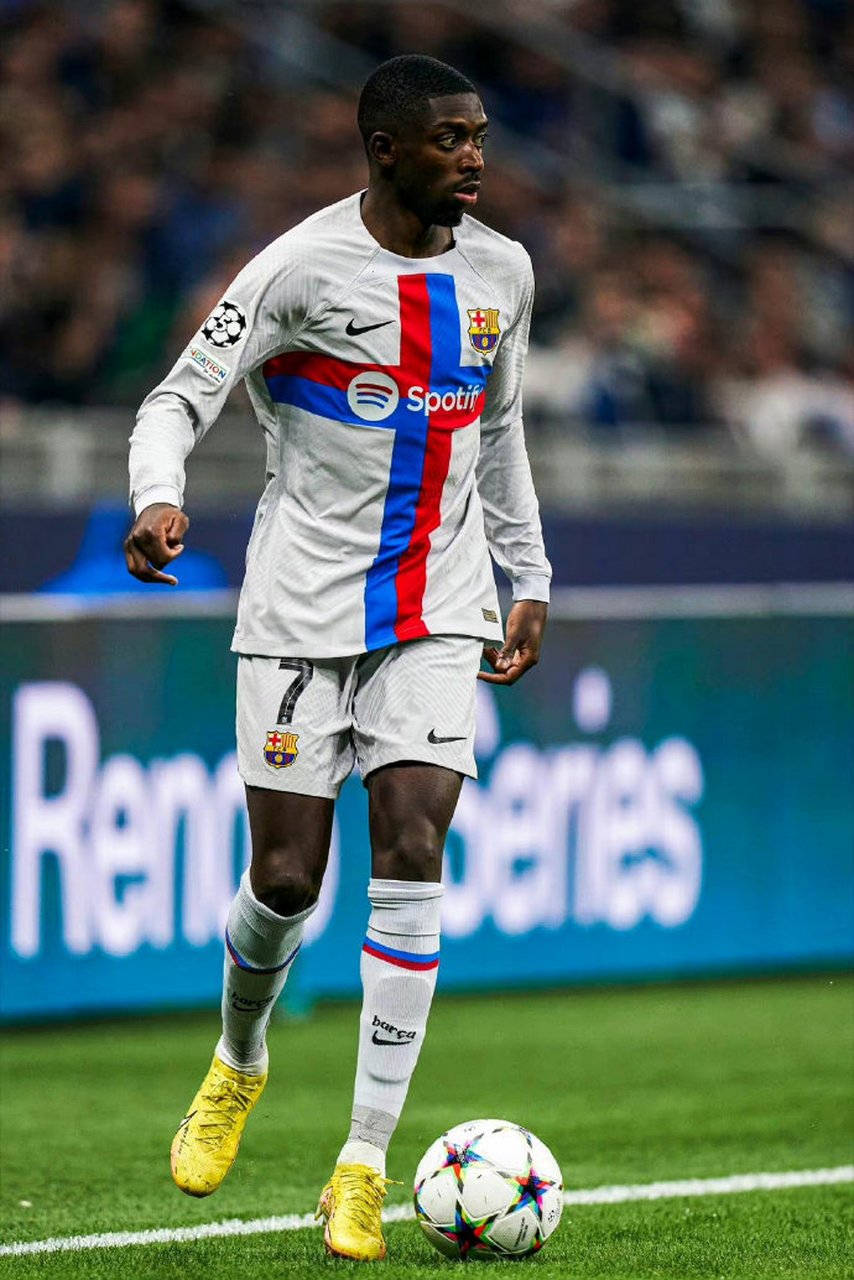 太阳报：英乙球迷朝对方门将扔椅子，被球队主帅严厉批评（《太阳报》：英乙球迷向对方门将掷椅，本队主帅怒批此举）