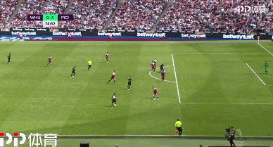 世体：弗里克现场观看加泰罗尼亚比赛，重点关注贝尔纳尔表现（世体：弗里克现身加泰罗尼亚赛场，目光锁定贝尔纳尔）