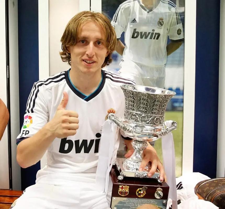 意甲战报：杜维卡斯破门，莫雷诺传射，科莫2-0胜萨索洛（意甲快讯：杜维卡斯建功，莫雷诺一传一射，科莫2-0击败萨索洛）