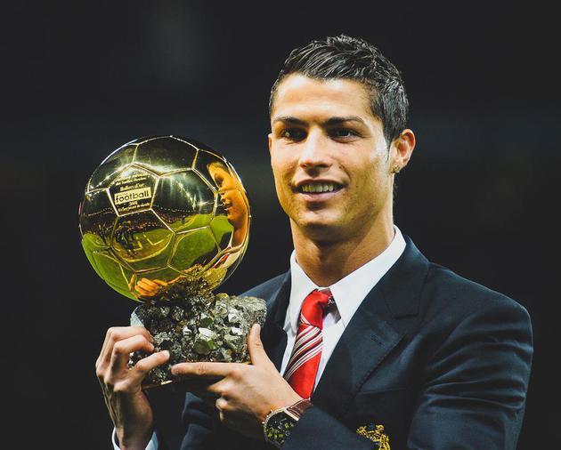 贝纳蒂亚：除了德布劳内，夏窗我们还联系过韦斯利-福法纳（贝纳蒂亚：今夏除德布劳内外，我们也与韦斯利-福法纳有接触）