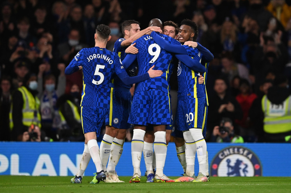 场面火爆，吉马良斯掐罗梅罗脖子逃过红牌（火爆冲突，吉马良斯掐住罗梅罗脖子仍逃过红牌）